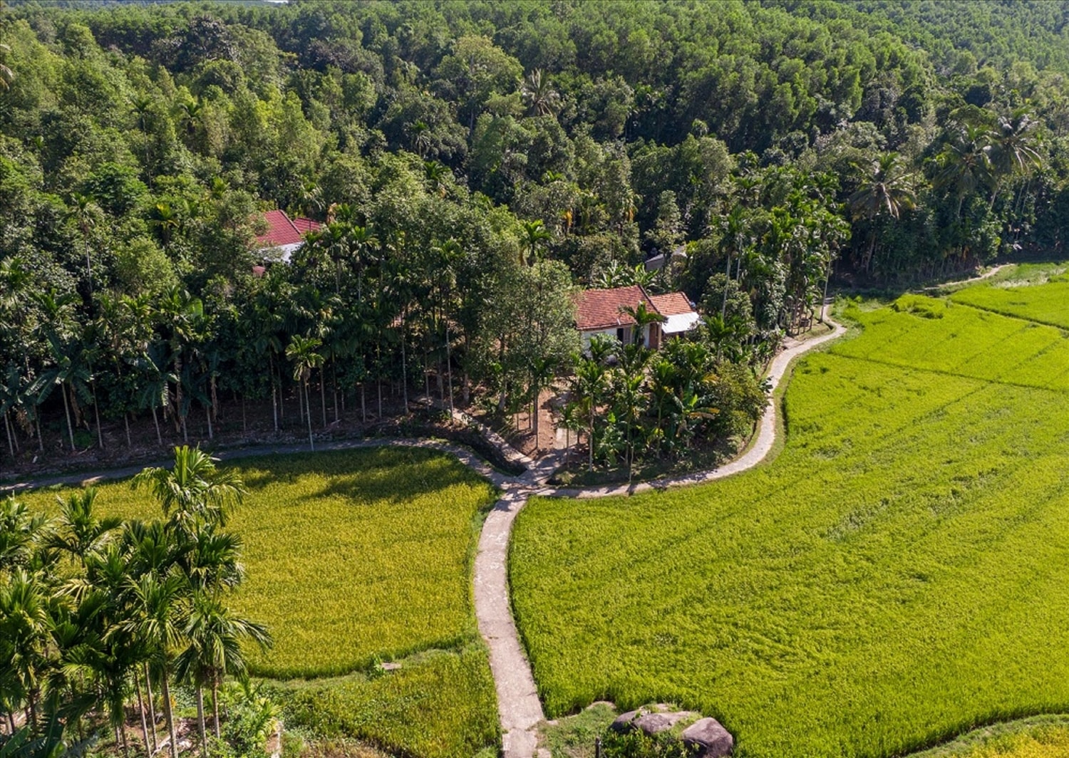 Làng cổ Lộc Yên hội tụ nhiều cảnh sắc tuyệt đẹp, đậm đà bản sắc văn hóa.