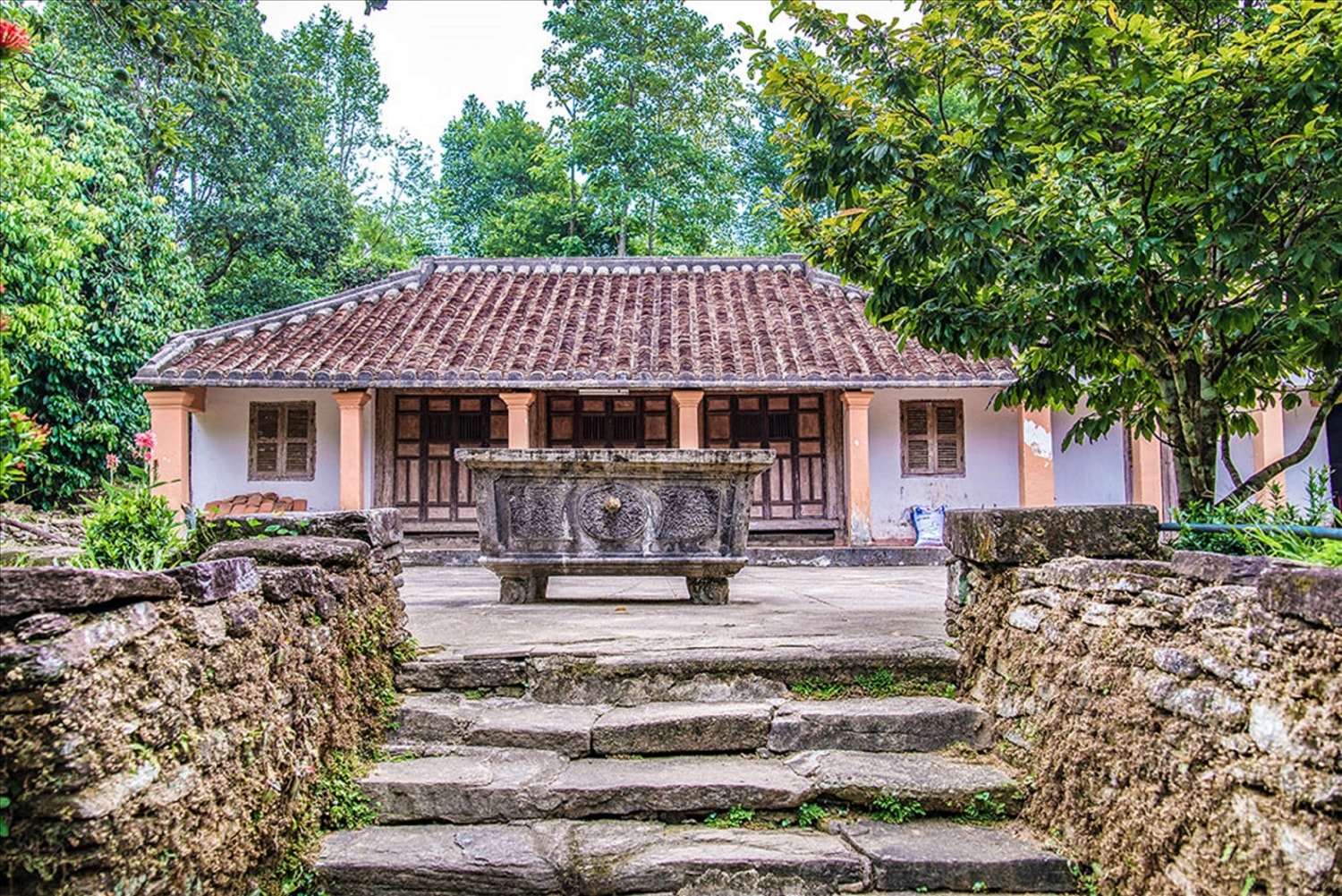 Mỗi mái ngói trăm năm, mỗi bậc đá dẫn lên nhà, mỗi hàng rào dựng bằng đá núi xếp tay đều như kể lại những câu chuyện cũ xưa.