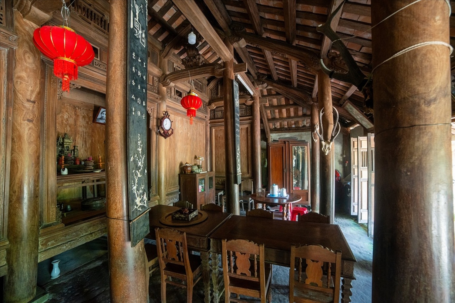 Hiên nhà cổ bằng gỗ