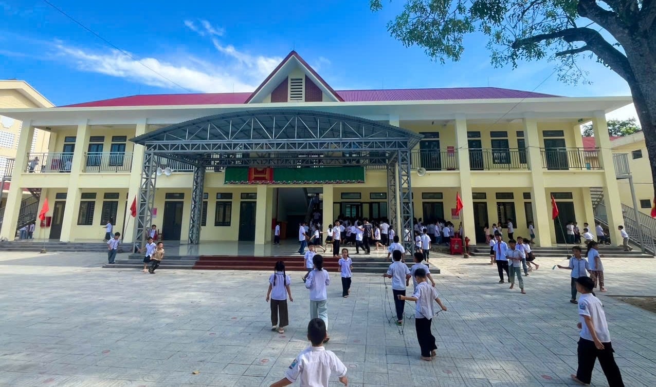 Trường Tiểu học Ngư Lộc 2 và các công trình phụ trợ có tổng mức đầu tư gần 7,3 tỷ đồng từ nguồn vốn Chương trình Mục tiêu quốc gia giảm nghèo bền vững giai đoạn 2021 - 2025.(ảnh Q. Trâm)