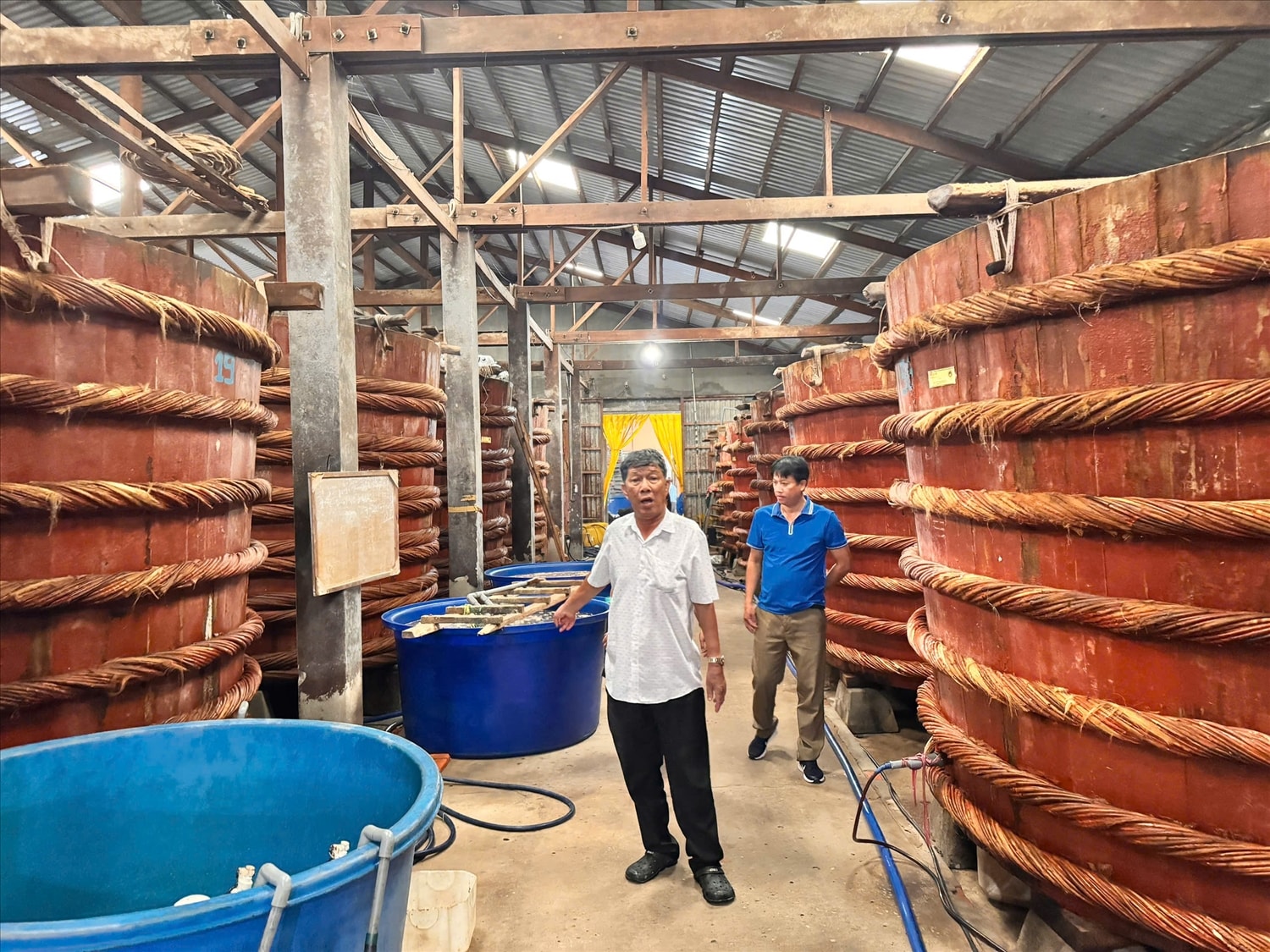 Cơ sở sản xuất nước mắm của ông Danh Phú tại đặc khu Phú Quốc đã tạo việc làm cho hàng chục lao động địa phương 