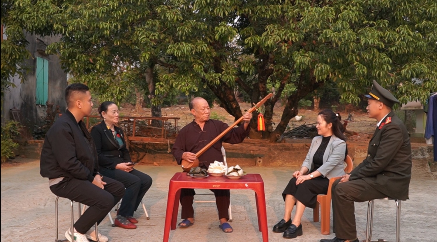 Ông Tạ Văn Sỉn, Người có uy tín phường Bình Khê, tỉnh Quảng Ninh luôn quan tâm việc bảo tồn, gìn giữ và phát huy bản sắc văn hoá DTTS (Ảnh TL)