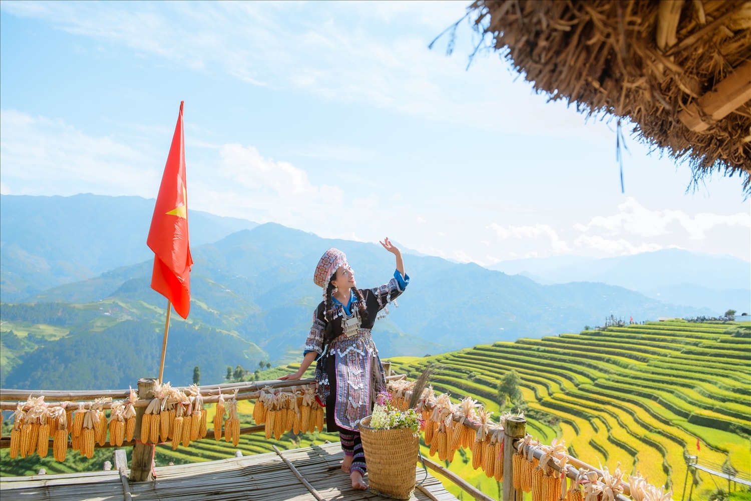 Du khách từ khắp nơi đổ về, háo hức ghi lại những khoảnh khắc đáng nhớ và đắm mình trong vẻ đẹp của mùa lúa chín, tận hưởng trọn vẹn hành trình khám phá và trải nghiệm tại Mù Cang Chải