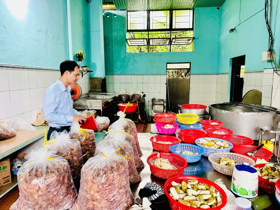 Đoàn số 2 kiểm tra đột xuất tại hộ kinh doanh Y Thị Kim Liên (số 129 Bà Triệu, phường Pleiku) Đoàn số 2 kiểm tra đột xuất tại hộ kinh doanh Y Thị Kim Liên (số 129 Bà Triệu, phường Pleiku)