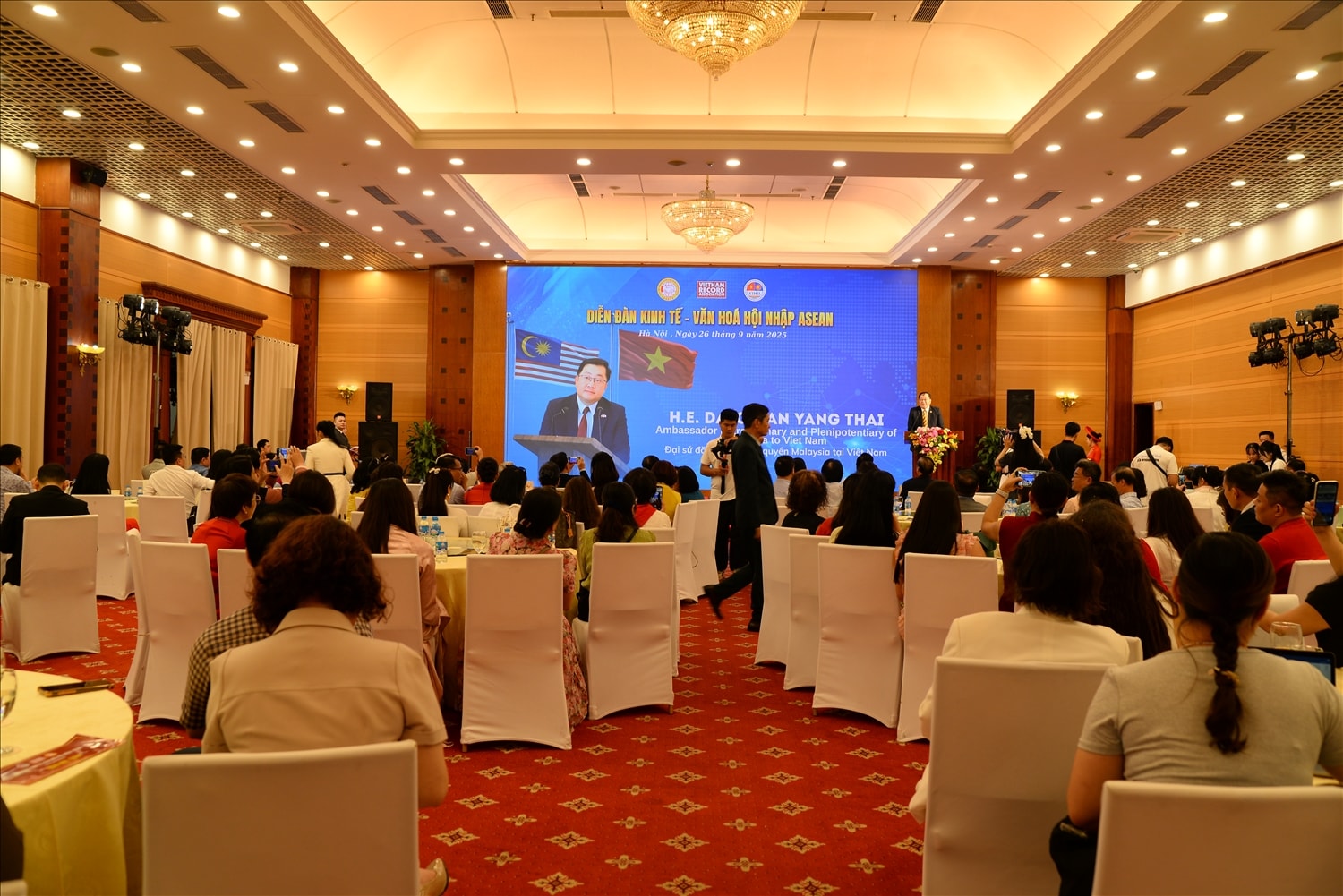 Quang cảnh diễn đàn