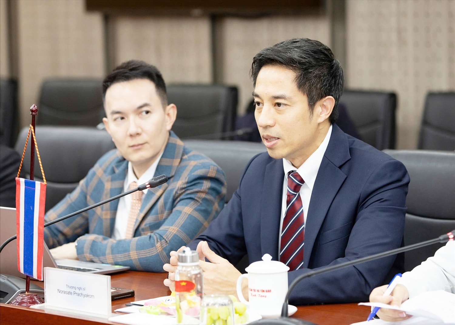 Thượng nghị sĩ Norasate Prachyakorn phát biểu tại buổi làm việc