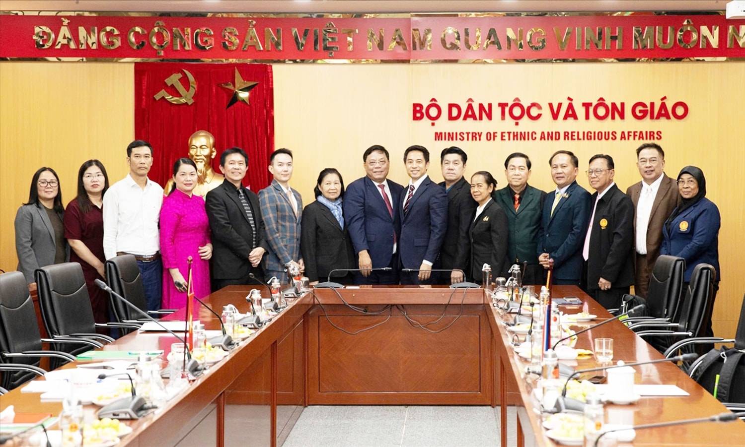 Thứ trưởng Nguyễn Hải Trung cùng các đại biểu chụp ảnh cùng Đoàn công tác