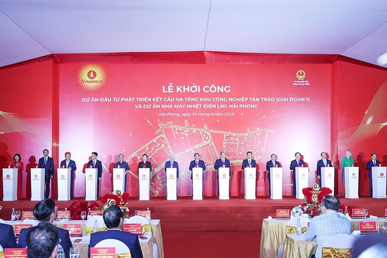 Thủ tướng Phạm Minh Chính và các đại biểu bấm nút khởi công dự án đầu tư phát triển kết cấu hạ tầng Khu Công nghiệp Tân Trào (giai đoạn 1) và dự án Nhà máy Nhiệt điện LNG Hải Phòng - Ảnh: VGP/Nhật Bắc