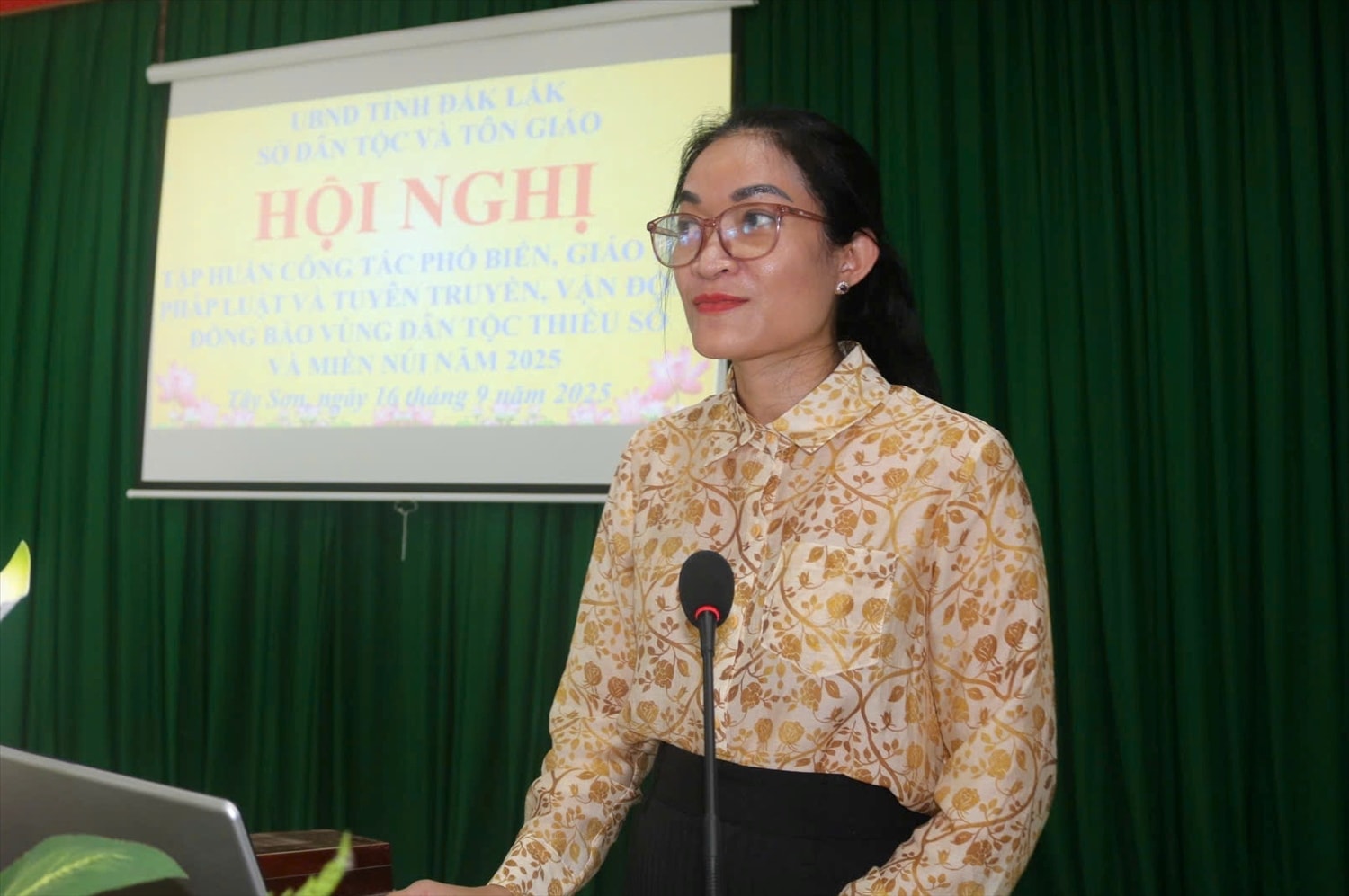 Bà Nay H’Nan, Phó Giám đốc Sở Dân tộc và Tôn giáo tỉnh Đắk Lắk giới thiệu thông tin cơ bản về công tác dân tộc, chính sách dân tộc (Ảnh: Lê Hường)