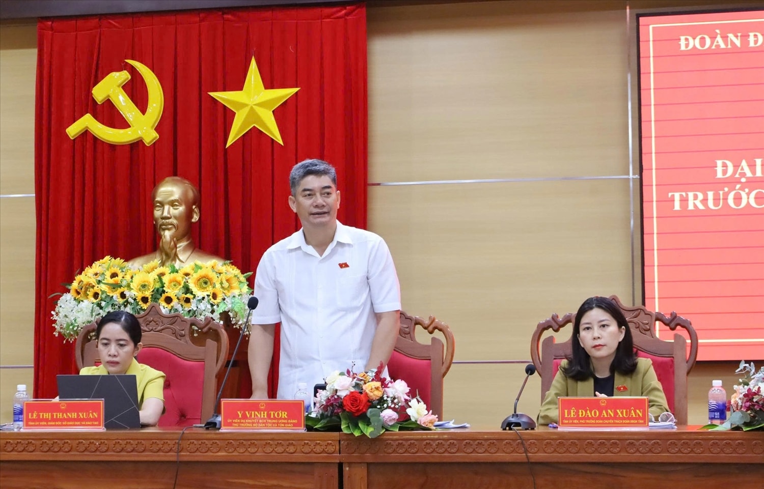 Thứ trưởng Bộ Dân tộc và Tôn giáo Y Vinh Tơr chia sẻ tại hội nghị tiếp xúc cử tri (Ảnh: Lê Hường)