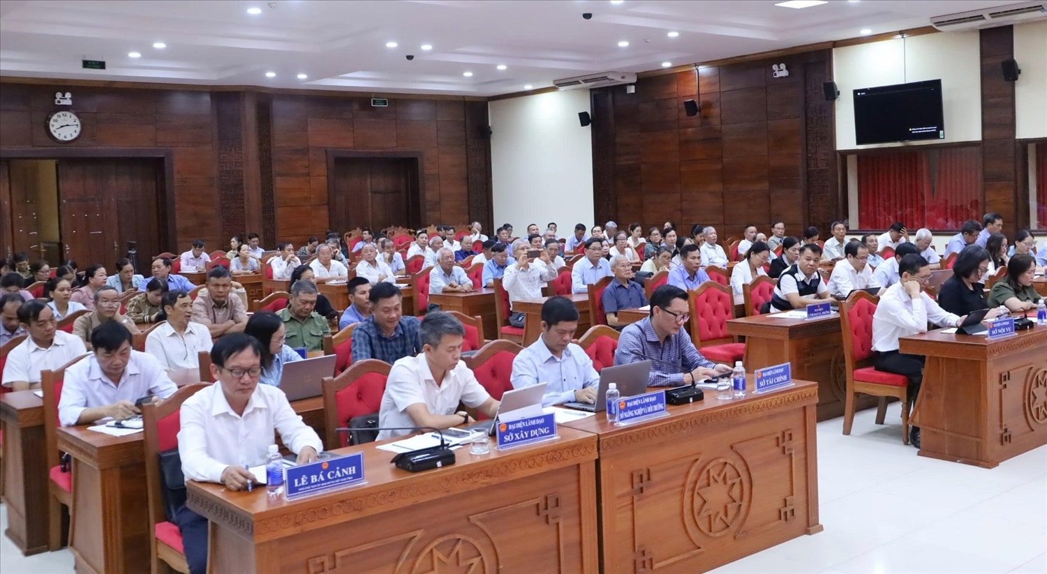 Đại biểu tham dự Hội nghị tiếp xúc cử tri (Ảnh: Lê Hường)