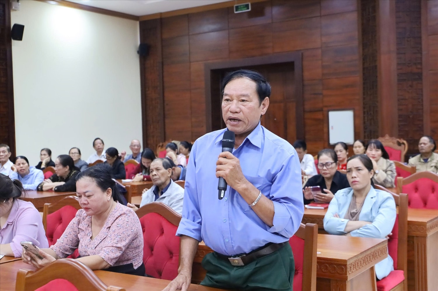 Cử tri phản ánh đến ĐBQH tại Hội tiếp tiếp xúc cử tri (Ảnh: Lê Hường)