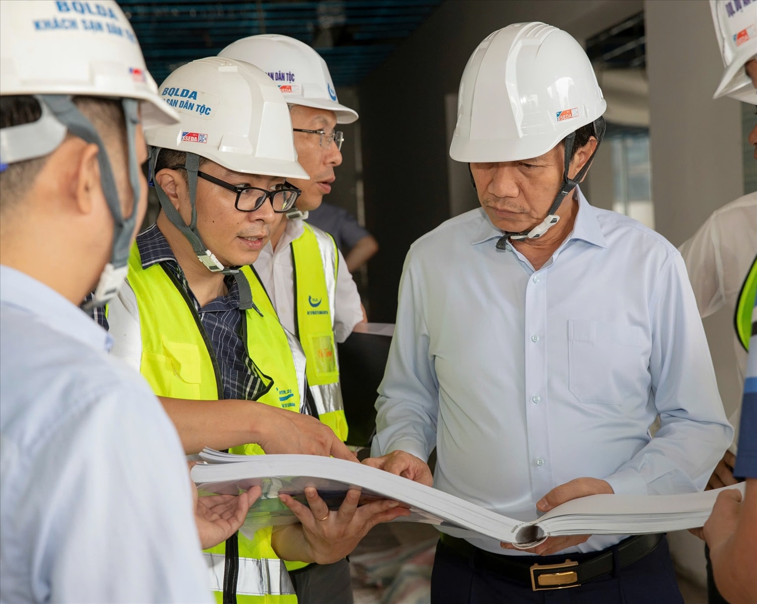 Bộ trưởng Đào Ngọc Dung nghe đơn vị thi công báo cáo tiến độ 