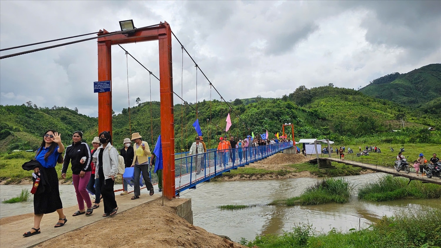 Đồng bào Gié Triêng thôn Pêng Sal Pêng, xã Đăk Pék phấn khởi khi có cây cầu treo mới kiên cố dẫn vào khu sản xuất. (Ảnh: Ngọc Chí)