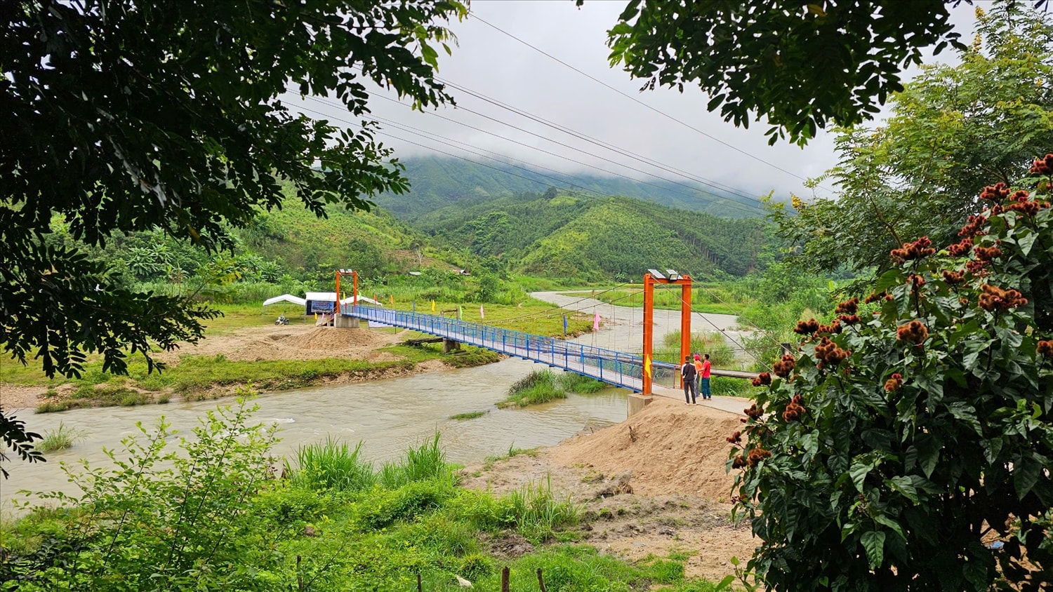Có cầu treo kiên cố, việc đi vào khu sản xuất của đồng bào Gié Triêng thôn Pêng Sal Pêng, xã Đăk Pék không còn khó khăn khi mùa mưa đến. (Ảnh: Ngọc Chí)