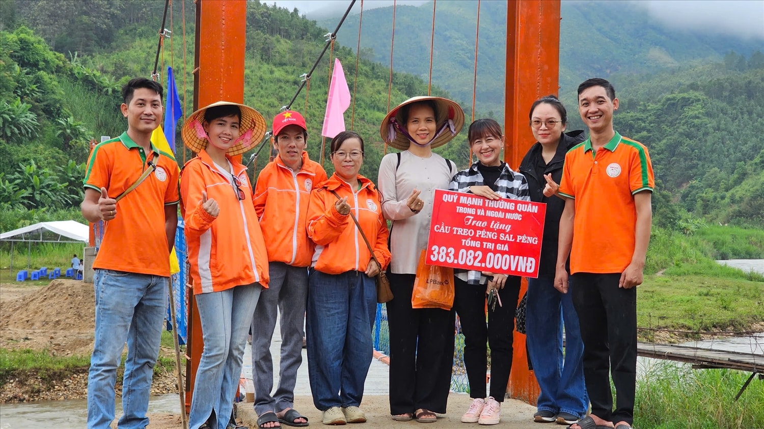 Các mạnh thường quân hỗ trợ kinh phí xây dựng cầu treo cho đồng bào Gié Triêng thôn Pêng Sal Pêng, xã Đăk Pék. (Ảnh: Ngọc Chí)