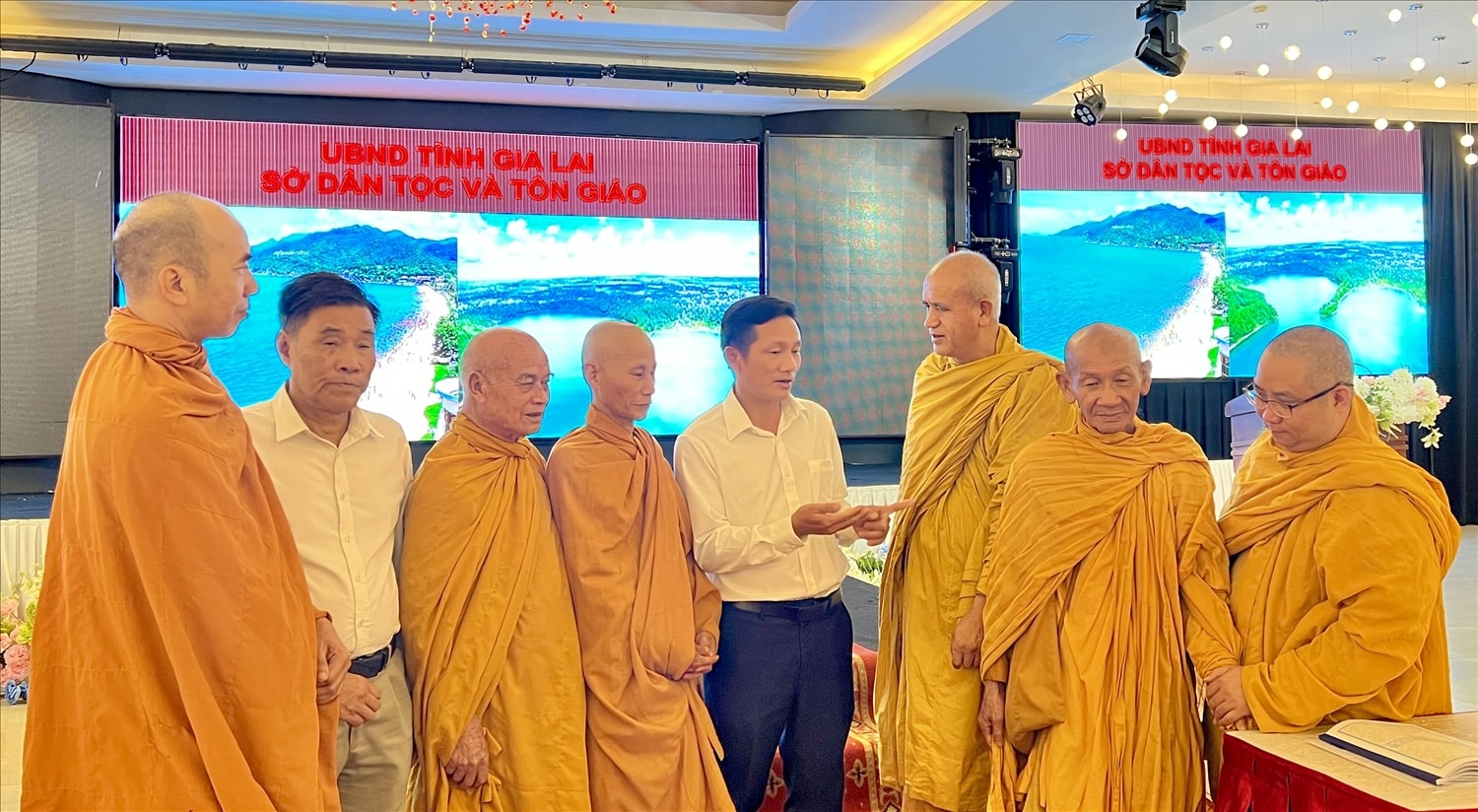 Lãnh đạo phòng Tôn giáo trao đổi, giải đáp ý kiến của các chức sắc tôn giáo liên quan đến quá trình thực hiện Luật Tín ngưỡng, tôn giáo