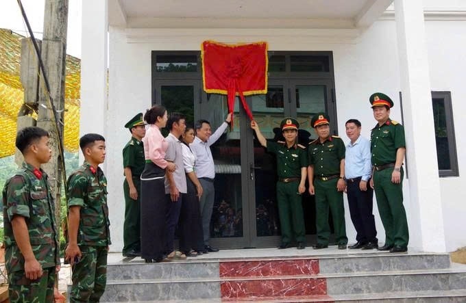 Lãnh đạo Quân khu 2 và đại diện UBND tỉnh Sơn La bàn giao nhà cho các hộ dân tại bản Đứa, xã Chiềng Sơ, tỉnh Sơn La. Ảnh: Quang Hùng