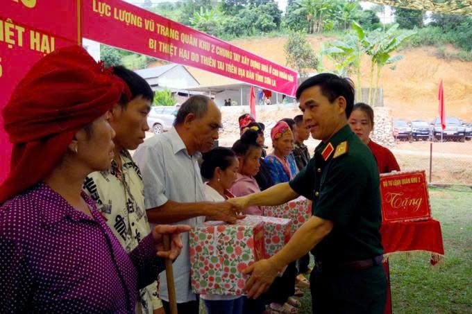 Thiếu tướng Nguyễn Văn Xuân, Phó Tư lệnh Quân khu 2, tặng quà cho các gia đình có hoàn cảnh khó khăn bị thiệt hại, ảnh hưởng do thiên tai, mưa lũ, sạt lở đất. Ảnh: TTXVN