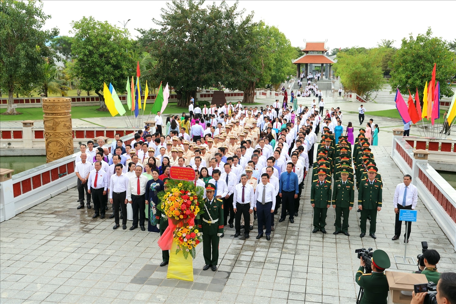 Các đại biểu tưởng niệm các Anh hùng Liệt sĩ tại Đài tưởng niệm tại Nghĩa trang Liệt sĩ thành phố. 