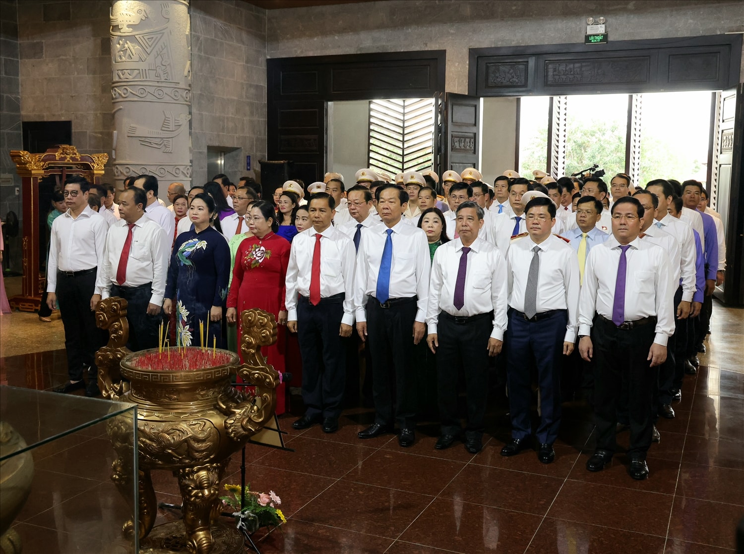 Các đại biểu dâng hương tại Điện thờ Đền thờ Vua Hùng TP. Cần Thơ. 