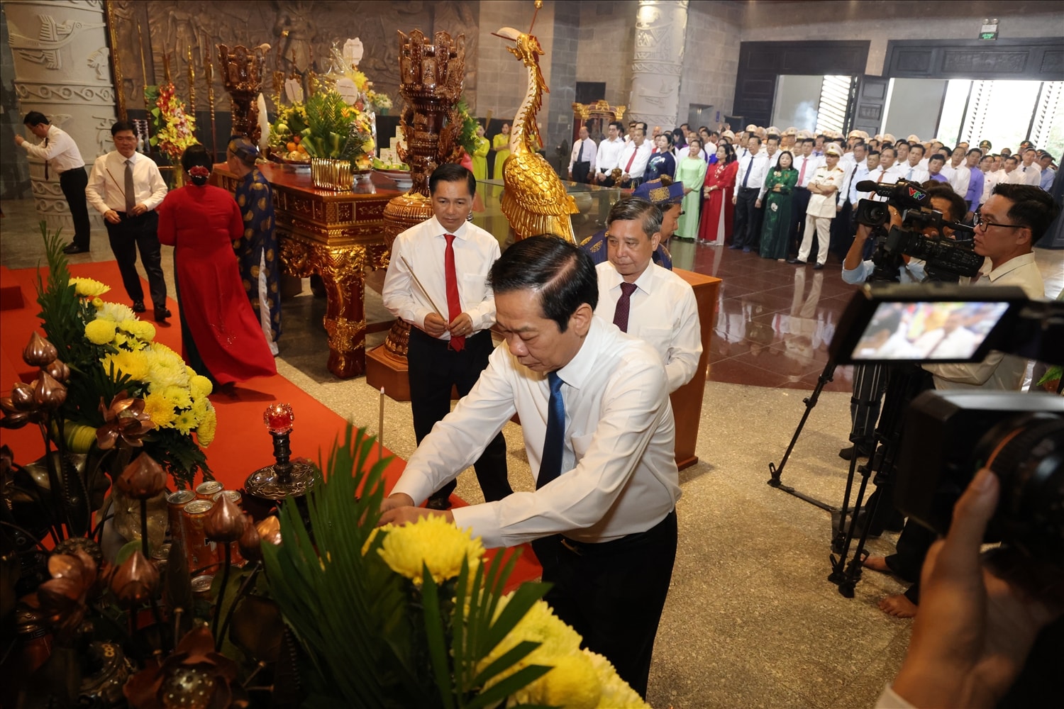 Ông Đỗ Thanh Bình - Ủy viên Trung ương Đảng, Bí thư Thành ủy Cần Thơ - thành kính dâng hương tưởng nhớ các vị Vua Hùng