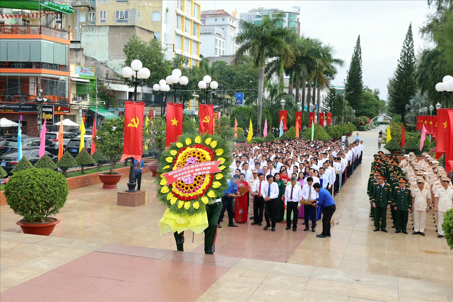 Đoàn đại biểu dự Đại hội Đảng bộ thành phố viếng Tượng đài Chủ tịch Hồ Chí Minh. 