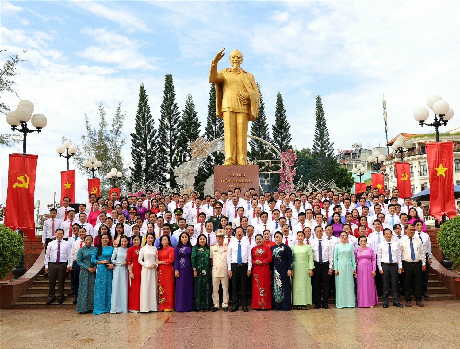 Đoàn đại biểu dự Đại hội Đảng bộ thành phố chụp ảnh lưu niệm trước Tượng đài Chủ tịch Hồ Chí Minh.