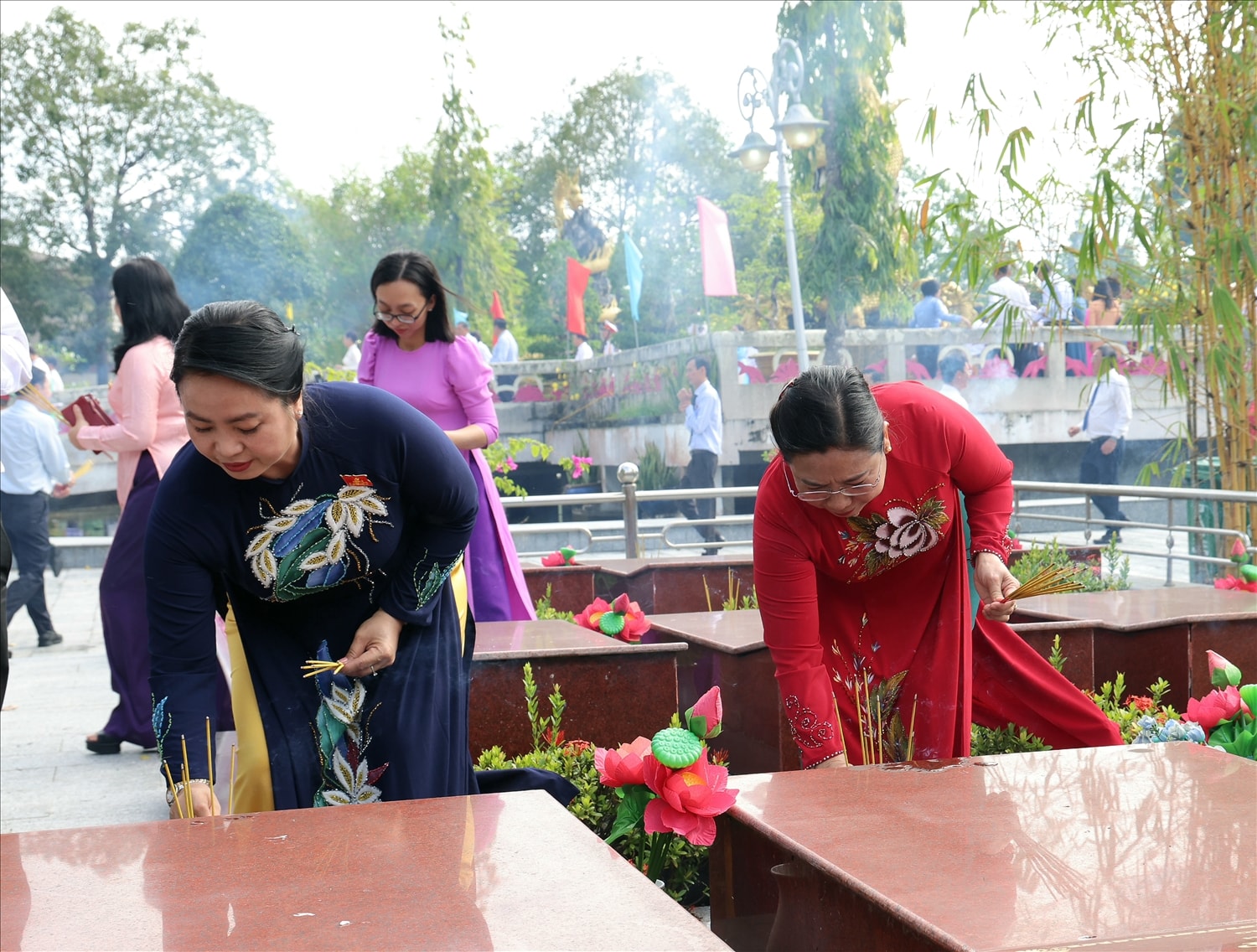 Lãnh đạo TP. Cần Thơ thắp hương tại phần mộ các liệt sĩ