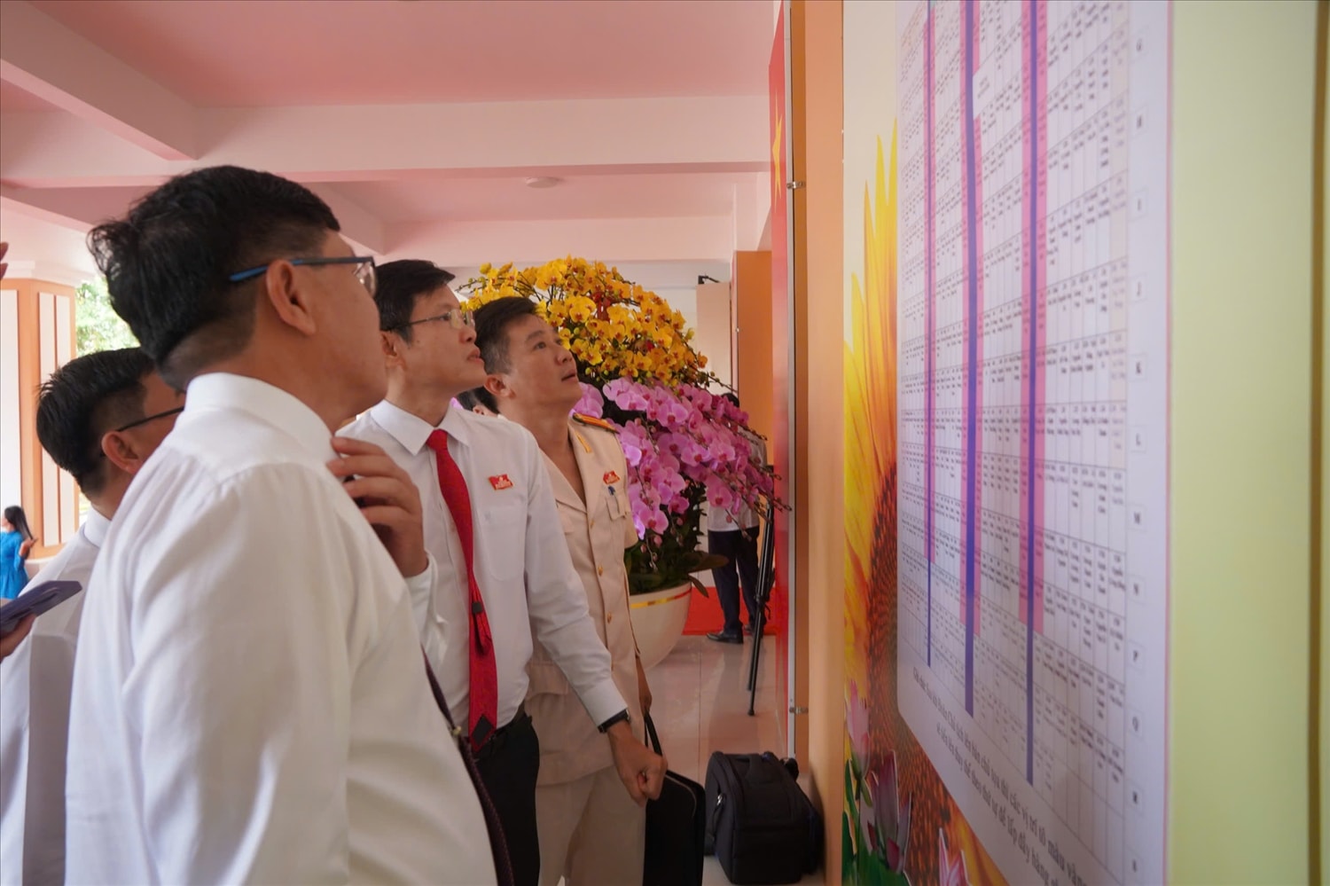 Các đại biểu tham dự Đại hội xem vị trí chỗ ngồi được ban tổ chức sắp xếp