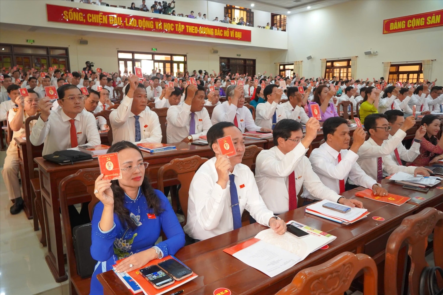 Các đại biểu biểu quyết thông qua nội quy, quy chế làm việc của Đại hội Đảng bộ TP Cần Thơ lần thứ I, nhiệm kỳ 2025 - 2030. 