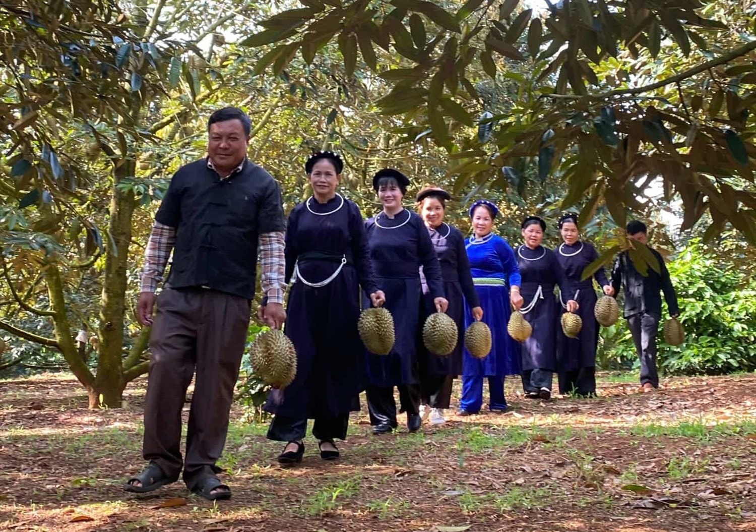 Đồng bào các dân tộc Tày - Nùng ở thôn Thanh Xuân trong trang phục truyền thống quảng bá sầu riêng của thôn mình.