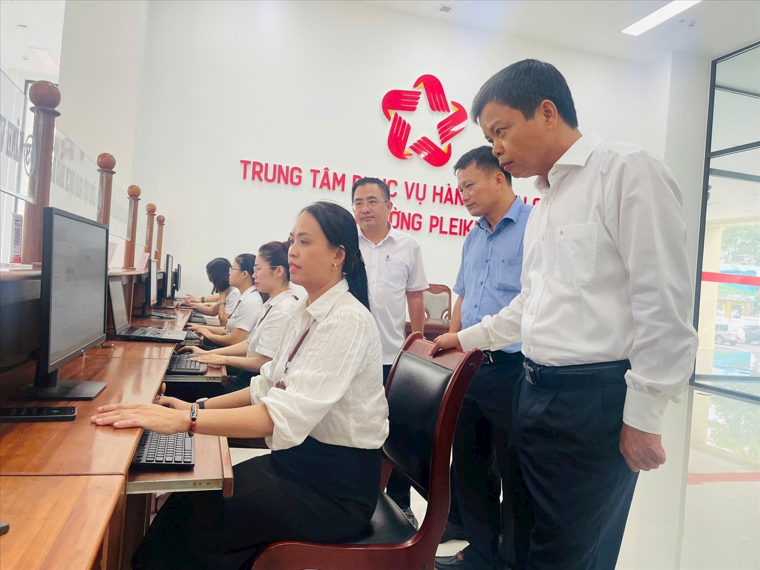 Lãnh đạo UBND tỉnh Gia Lai và phường Pleiku tham gia đánh giá quy trình thực hiện việc vận hành chính quyền 2 cấp