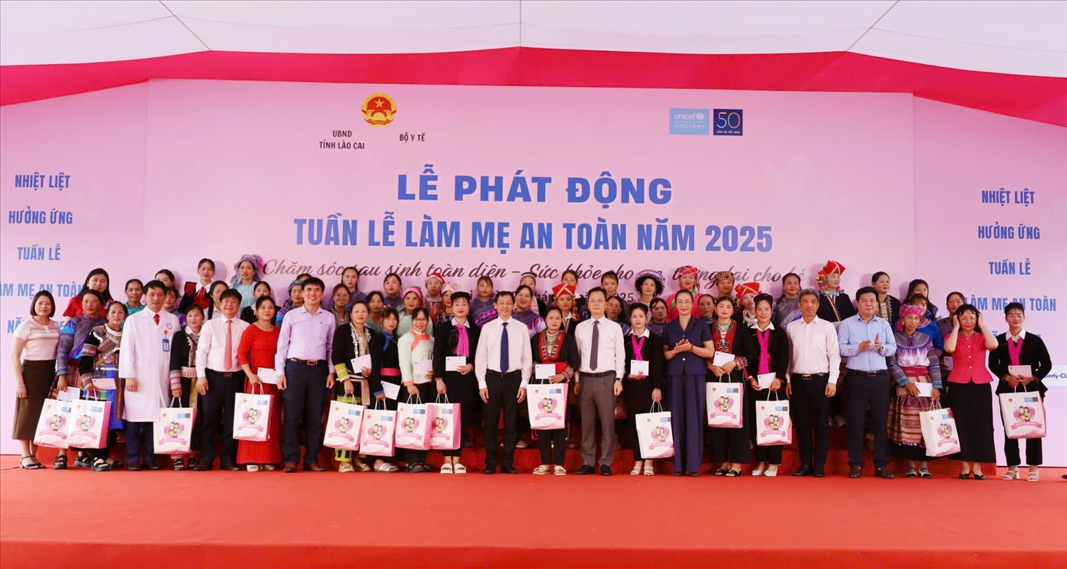 Tặng quà cho các bà đỡ thôn bản (ảnh Trọng Bảo)