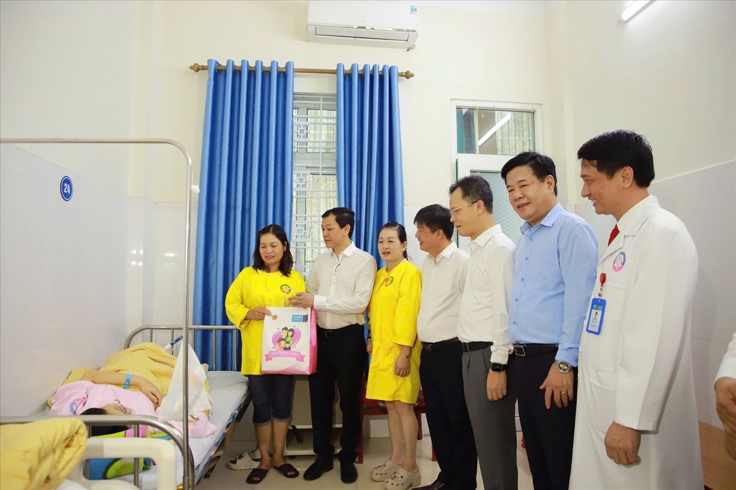 Lãnh đạo Bộ Y Tế, lãnh đạo tỉnh Lào Cai thăm và tặng quà bà mẹ, trẻ em đang điều trị tại Bênh viện Sản nhi Lào Cai (ảnh Trọng Bảo)