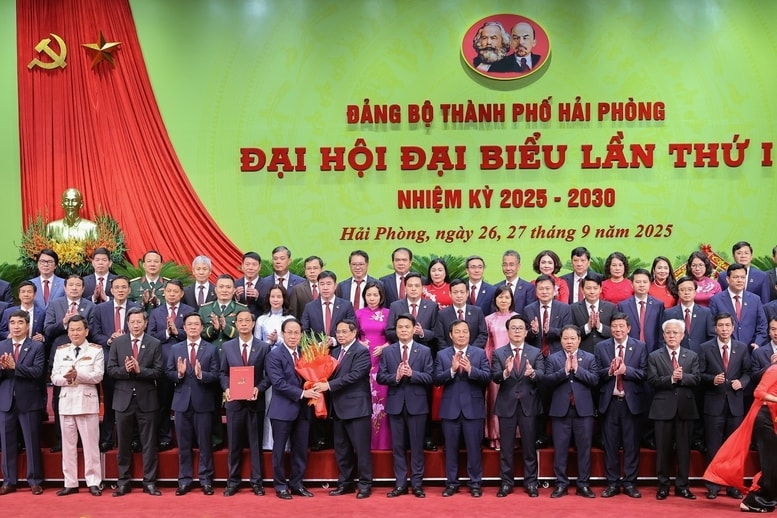 Thủ tướng tặng hoa chúc mừng Đại hội Đảng bộ thành phố Hải Phòng lần thứ I, nhiệm kỳ 2025-2030 thành công rực rỡ - Ảnh: VGP/Nhật Bắc Thủ tướng tặng hoa chúc mừng Đại hội Đảng bộ thành phố Hải Phòng lần thứ I, nhiệm kỳ 2025-2030 thành công rực rỡ - Ảnh: VGP/Nhật Bắc