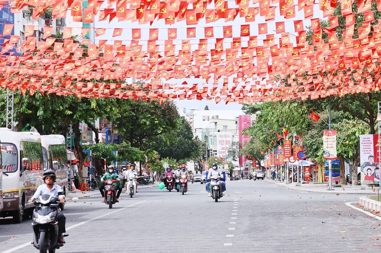 Phố phương rực rỡ cờ hoa, biểu ngữ chào mừng Đại hội Đảng bộ tỉnh Đồng Nai lần thứ I, nhiệm kỳ 2025-2030.