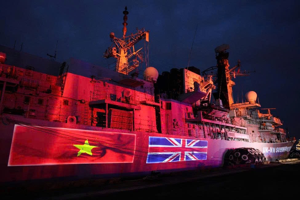 Cập cảng Nhà Rồng (TP.HCM) sáng ngày 22/09/2025, tàu hộ vệ đa nhiệm HMS Richmond của Hải quân Hoàng gia Anh, bắt đầu chuyến thăm hữu nghị TP.HCM. Chuyến thăm diễn ra đúng dịp Anh và Việt Nam kỷ niệm 15 năm thiết lập quan hệ Đối tác Chiến lược, nhấn mạnh cam kết ngoại giao và sự củng cố hợp tác an ninh, quốc phòng (Ảnh: Nguyễn Hoàng).