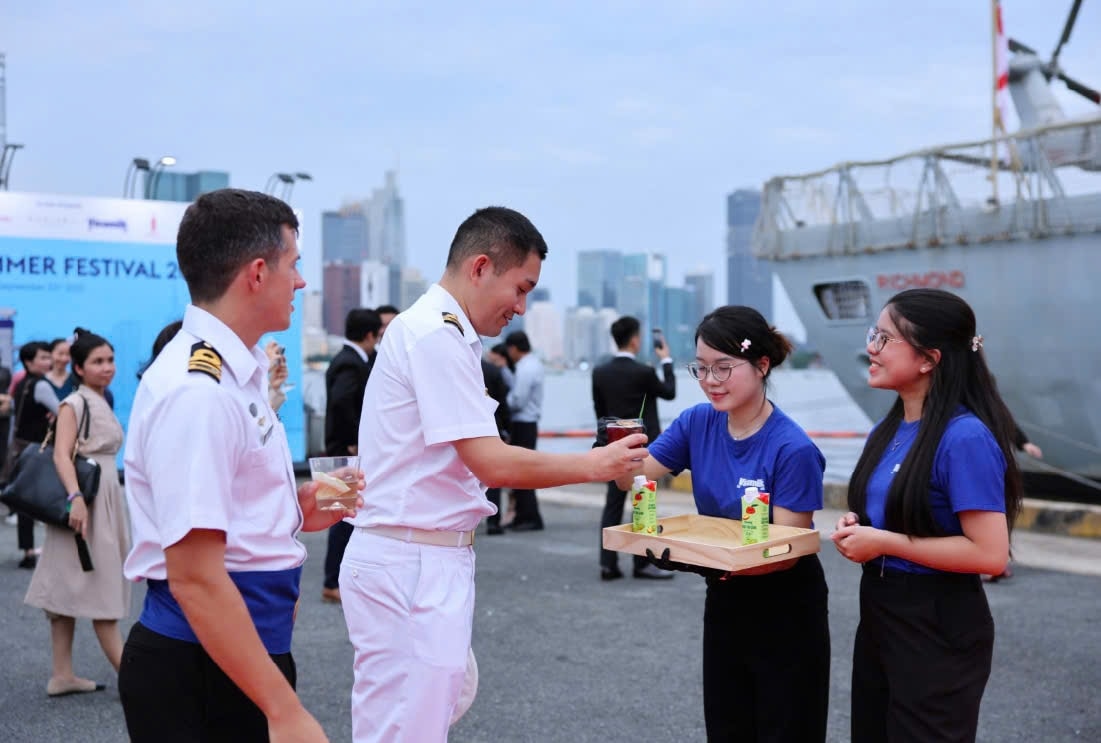 “Đắt khách” không kém là những ly mocktail của nhà Vinamilk. Các sản phẩm nước ép từ những loại trái cây nhiệt đới được biến tấu theo những công thức độc đáo để giữ trọn hương vị tươi mát, trở thành dư vị khó quên trong lòng thực khách quốc tế (Ảnh: Nguyễn Hoàng)