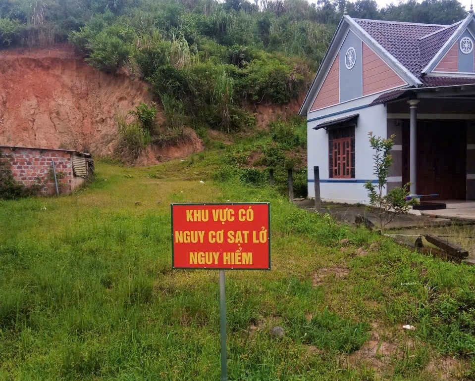 UBND xã Đăk Plô đã cắm biển cảnh báo và vận động người dân đến ở nơi an toàn. (Ảnh: Ngọc Chí)