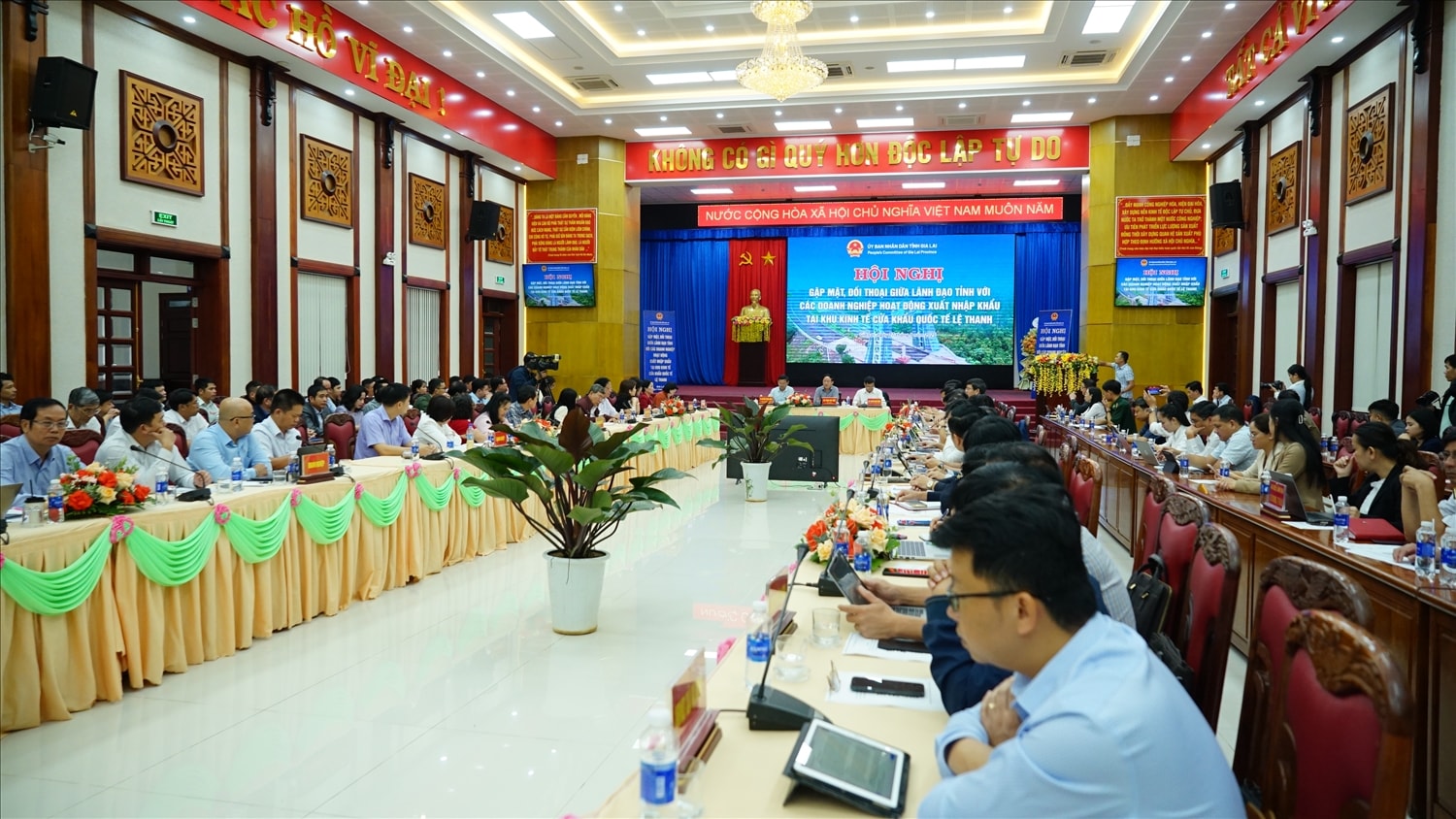 Quang cảnh hội nghị
