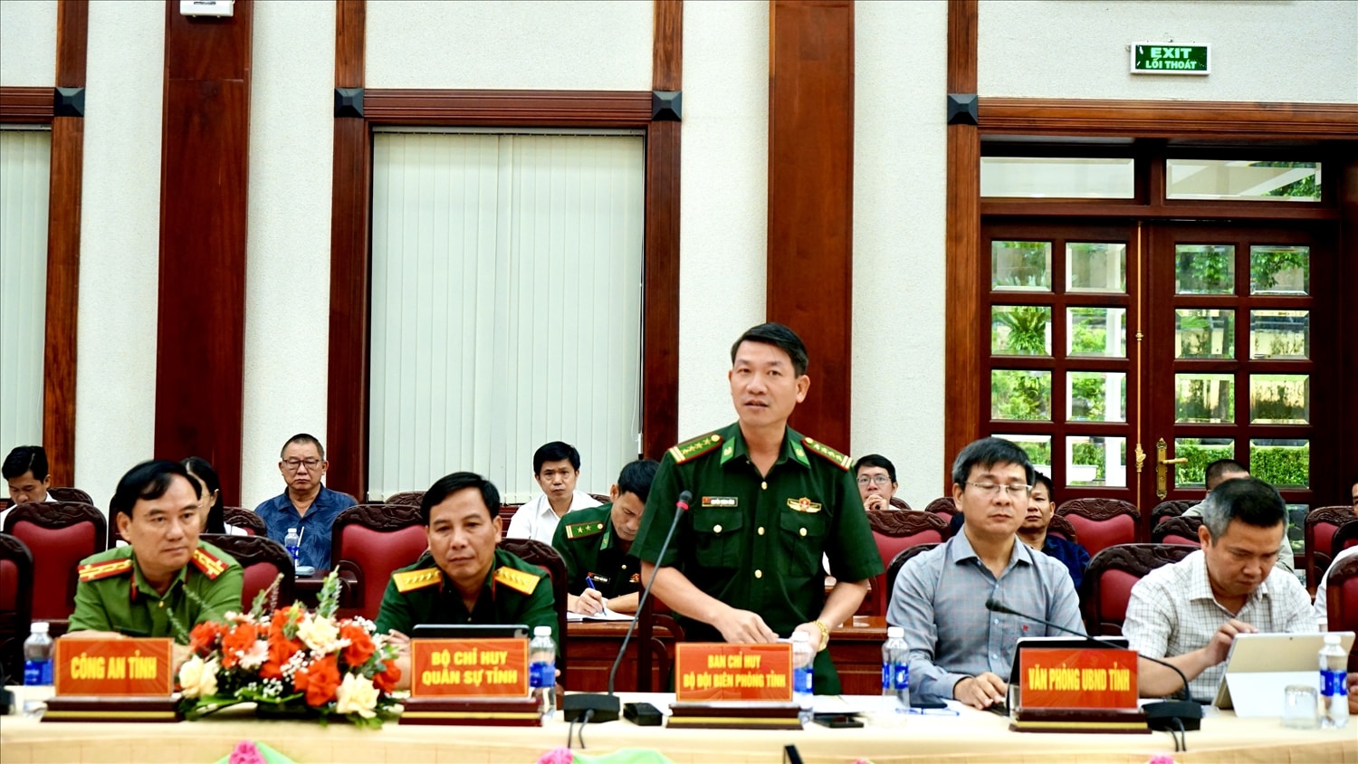 Đại diện Ban Chỉ huy Biên phòng tỉnh  Gia Lai giải đáp thắc mắc của doanh nghiệp