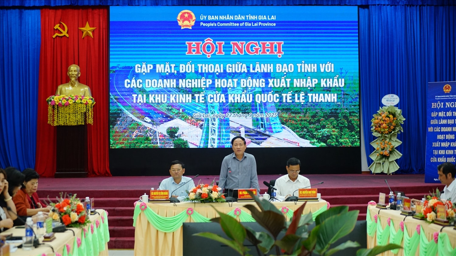Lãnh đạo tỉnh Gia Lai trao đổi, gợi mở các nội dung liên quan đến hoạt động xuất - nhập khẩu tại Khu kinh tế Cửa khẩu quốc tế Lệ Thanh