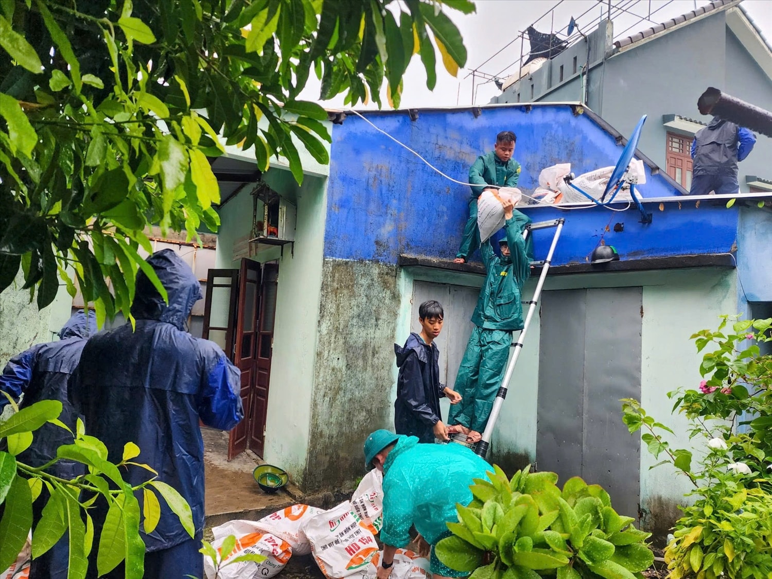 Cán bộ và nhân dân xã đảo Tân Hiệp (đảo Cù Lao Chàm) TP Đà Nẵng dùng bao cát gia cố mái tôn, tránh bão số 10