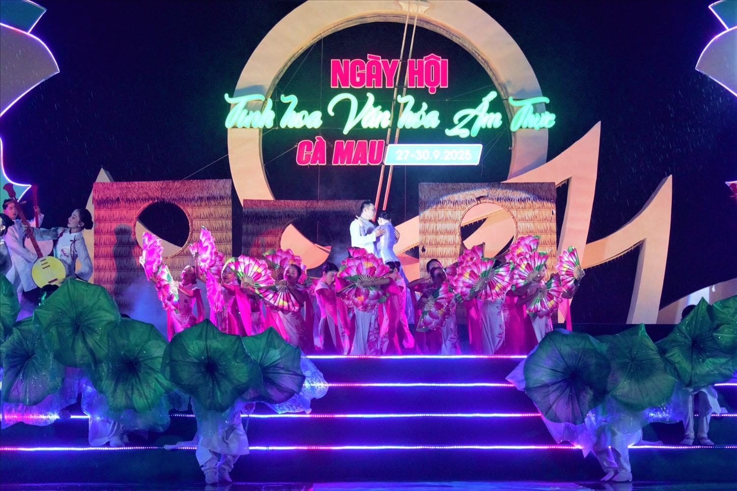 Một tiết mục văn nghệ tại lễ khai mạc ngày hội “Tinh hoa Văn hóa ẩm thực Cà Mau”.