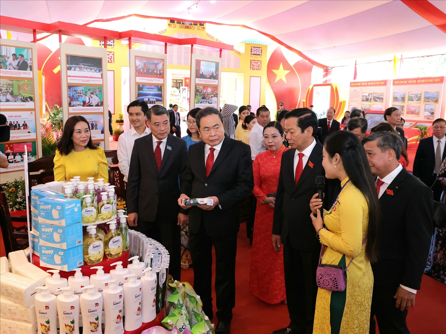 Chủ tịch Quốc hội Trần Thanh Mẫn tham quan các gian hàng