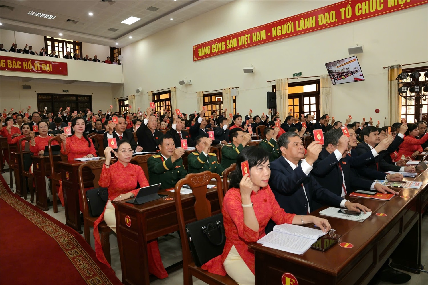 Đại biểu biểu quyết thông qua các nội dung làm việc của Đại hội 