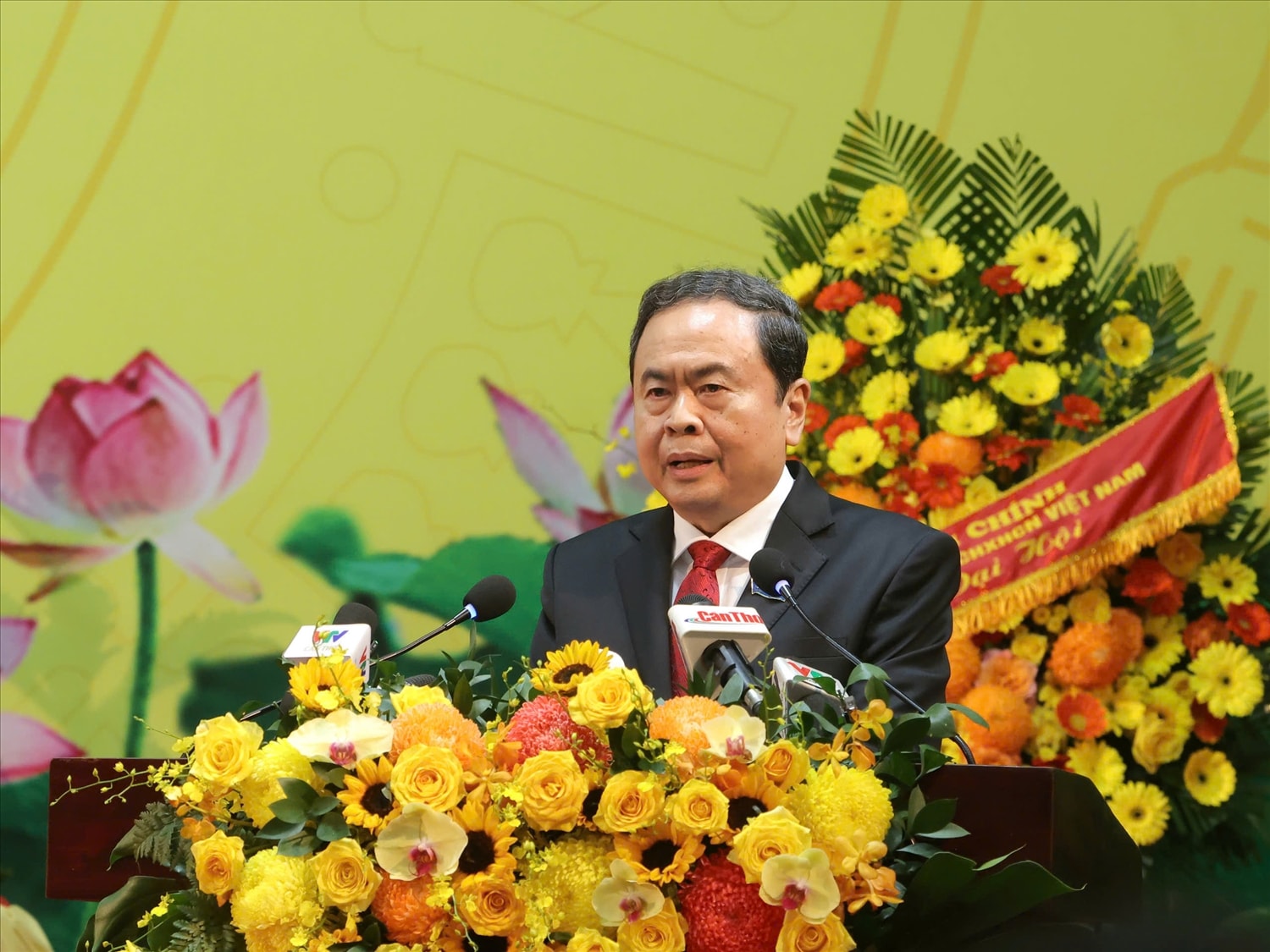 Chủ tịch Quốc hội Trần Thanh Mẫn chúc mừng và giao nhiệm vụ cho Tân Bí thư Thành ủy Cần Thơ Chủ tịch Quốc hội Trần Thanh Mẫn chúc mừng và giao nhiệm vụ cho tân Bí thư Thành ủy Cần Thơ
