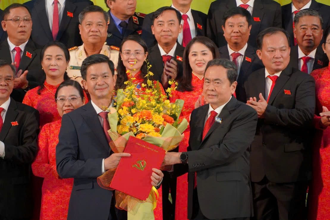 Chủ tịch Quốc hội Trần Thanh Mẫn trao quyết định cho tân Bí thư Thành ủy Cần Thơ Lê Quang Tùng (bên trái) Chủ tịch Quốc hội Trần Thanh Mẫn trao quyết định cho tân Bí thư Thành ủy Cần Thơ Lê Quang Tùng (bên trái)