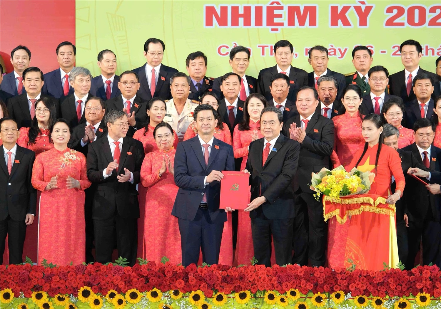 Chủ tịch Quốc hội Trần Thanh Mẫn trao quyết định cho tân Bí thư Thành ủy Cần Thơ Lê Quang Tùng